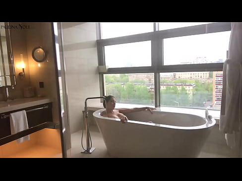 ❤️ 巨大的宝贝 激情地在浴室里撸起了她的阴部 ☑ Super porn❤