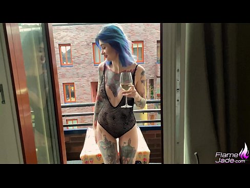 ❤️ 巨大的女孩大口吸吮，在空旷的天空下热情地做爱 ☑ Super porn❤